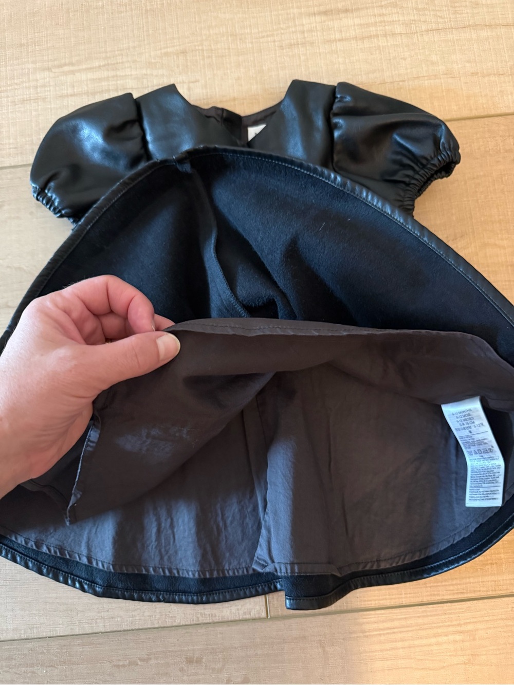 Baby GAP Girl’s Faux Leather Short Sleeved Swing Dress Black 6-12 months - Picture 4 of 5